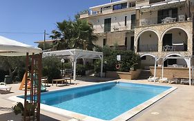 Villa Ceni - Appartamenti Con Camere, Cucina, Wc E Terrazza Sul Mare In Villa Con Piscina, Giardino E Parcheggio