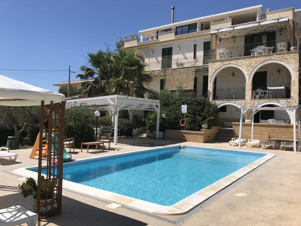 Villa Ceni - Appartamenti Con Camere, Cucina, Wc E Terrazza Sul Mare In Villa Con Piscina, Giardino E Parcheggio Marinella di Selinunte Exterior photo