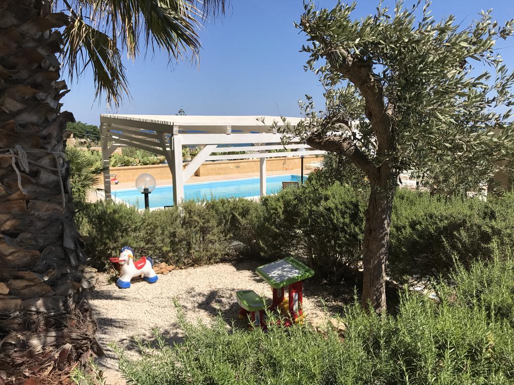 Villa Ceni - Appartamenti Con Camere, Cucina, Wc E Terrazza Sul Mare In Villa Con Piscina, Giardino E Parcheggio Marinella di Selinunte Exterior photo